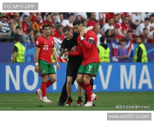 欧冠赛场惊现奇葩事件球迷冲入场内夺走C罗球衣引热议 欧冠赛场惊现奇葩事件球迷冲入场内夺走C罗球衣引热议